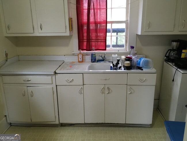 Building Photo - 880 Sunset Dr