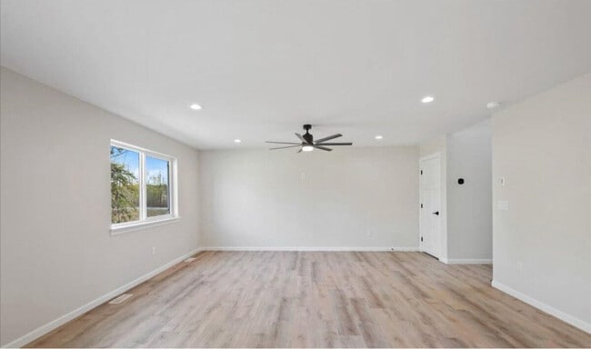 Building Photo - 323 Ashbrook Dr