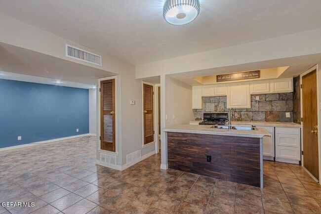 Building Photo - 11105 La Quinta Pl