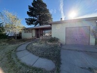 Building Photo - 3 Bedroom Home w/Large Backyard