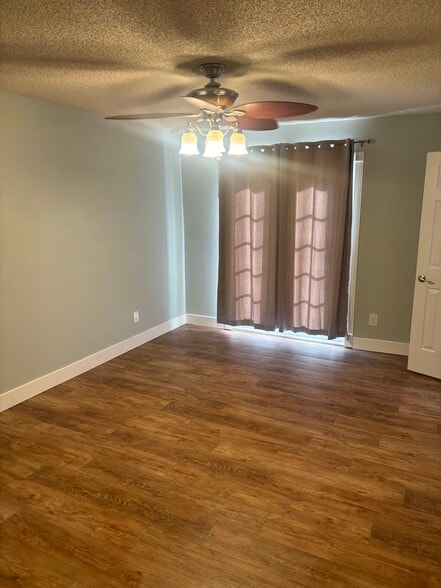 Master bedroom - 1093 Kelly Creek Cir