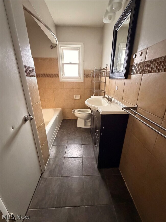 Building Photo - 3023 Torrington Ave