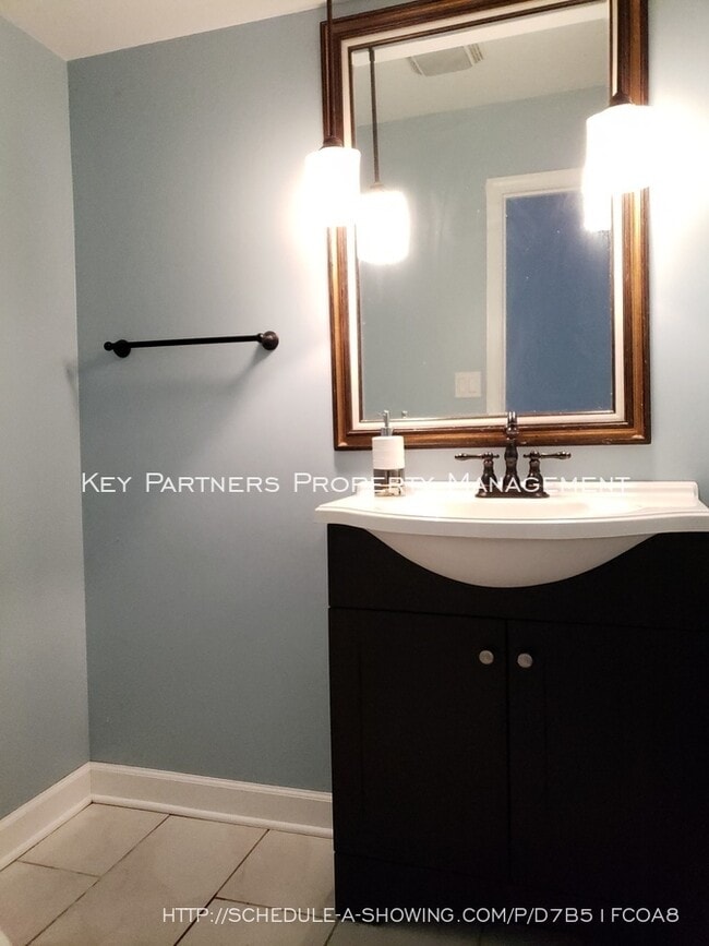 Building Photo - 8620 W 117th - SPACIOUS and Updated!