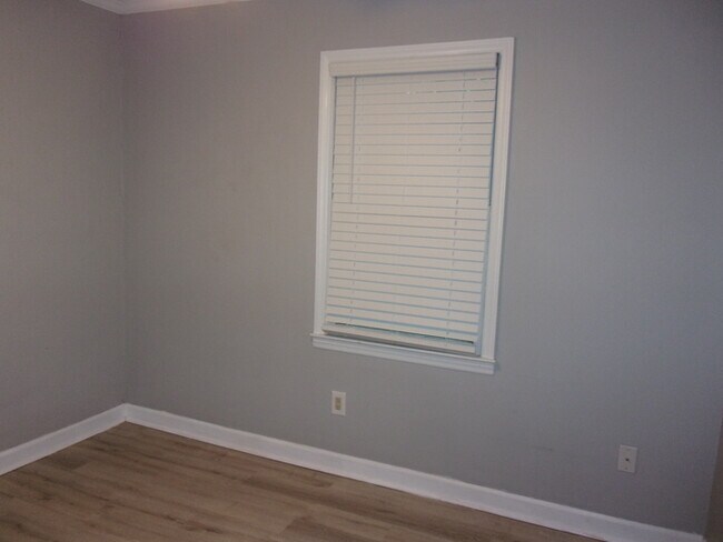 Building Photo - 589 Cedarvilla Dr