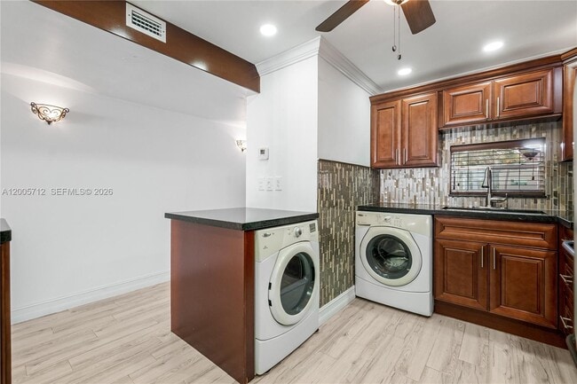 Building Photo - 711 S Hollybrook Dr