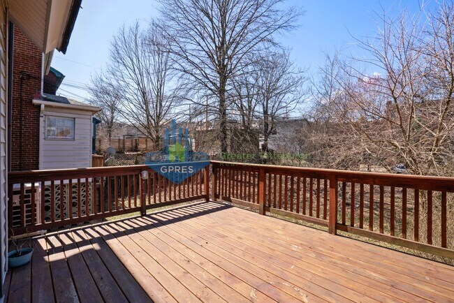 Building Photo - Spacious 3-Bedroom Home w/ Parking & Centr...