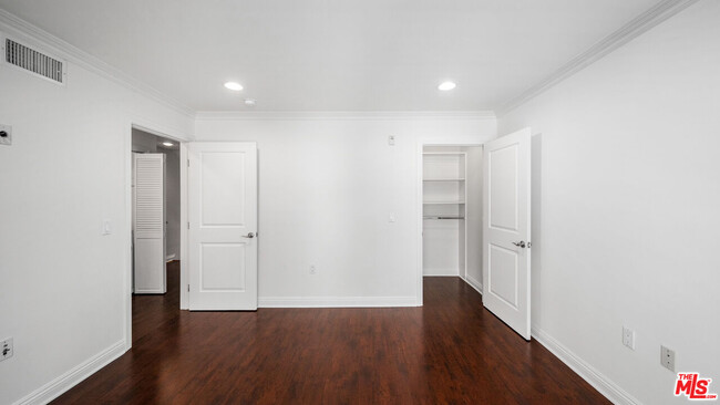 Building Photo - 1529 S Beverly Dr
