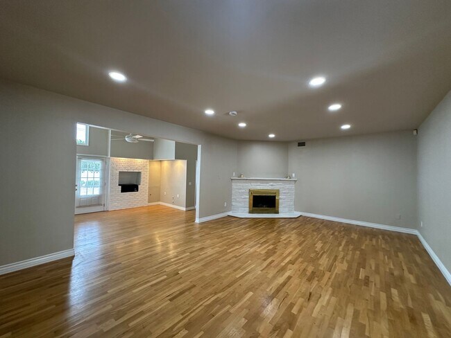 Building Photo - Newly Remodeled | 4 Bedrooms (2 Masters) |...