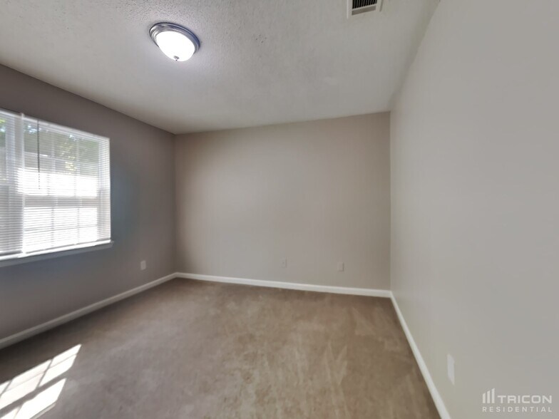 Building Photo - 1051 Park Creek Cir