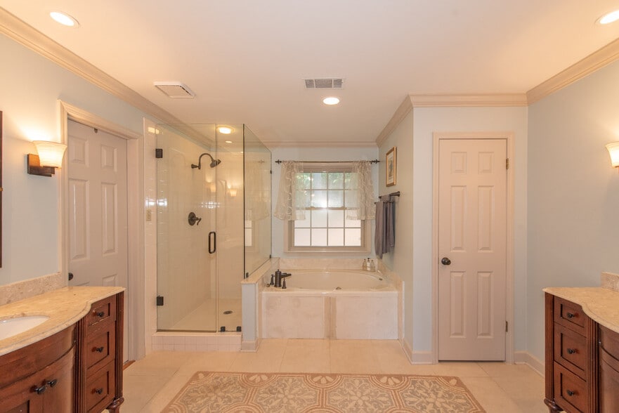 Building Photo - 15 Lorian Dr