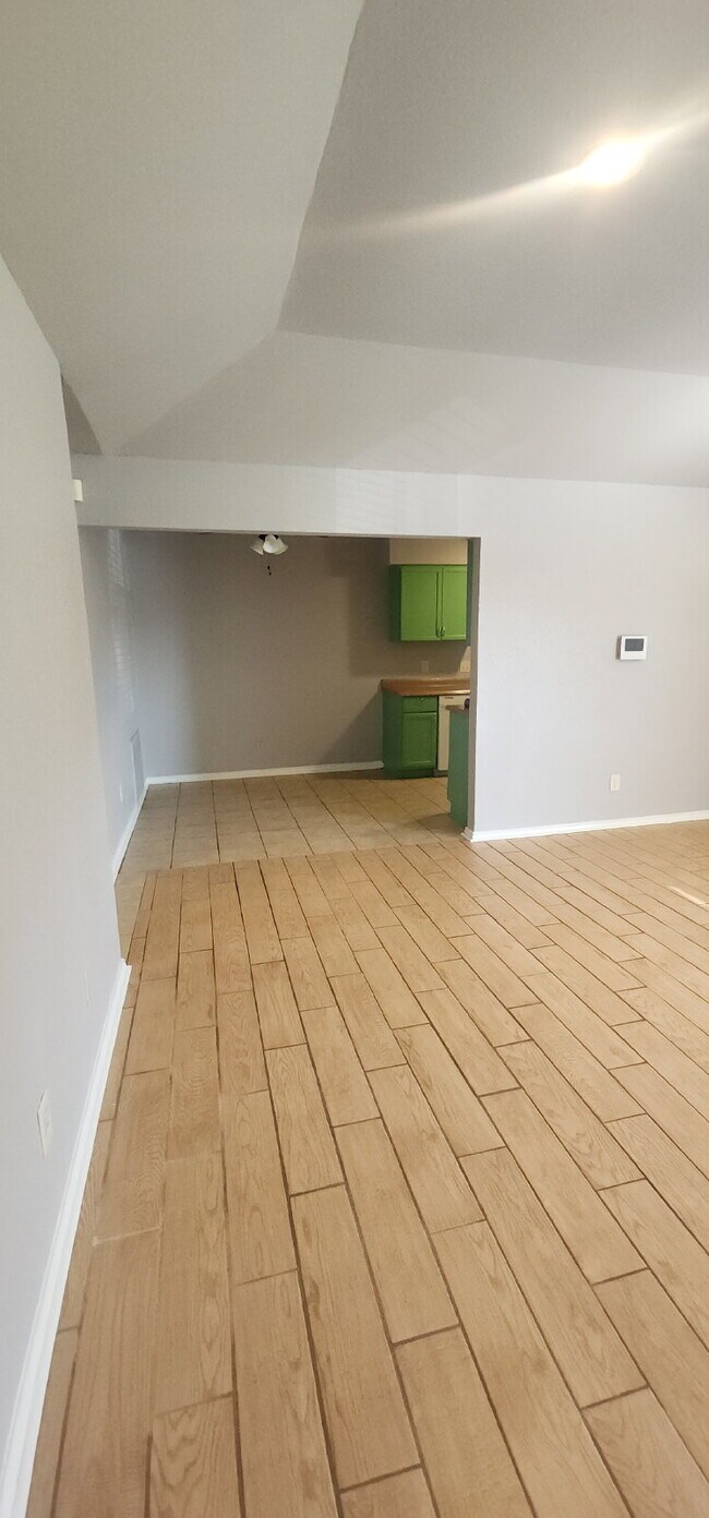 Building Photo - Charming 2 Bed/ 1 Bath Duplex with a Garag...