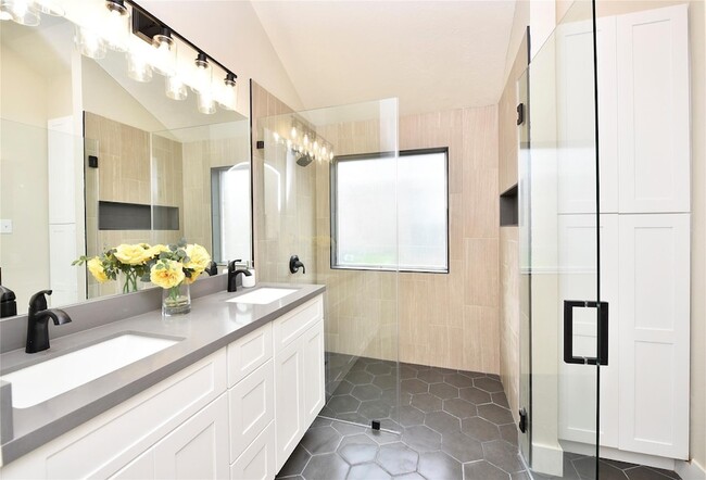 Building Photo - 7715 Butler Lakes Ct