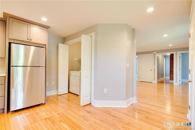 Building Photo - 157 River Rd