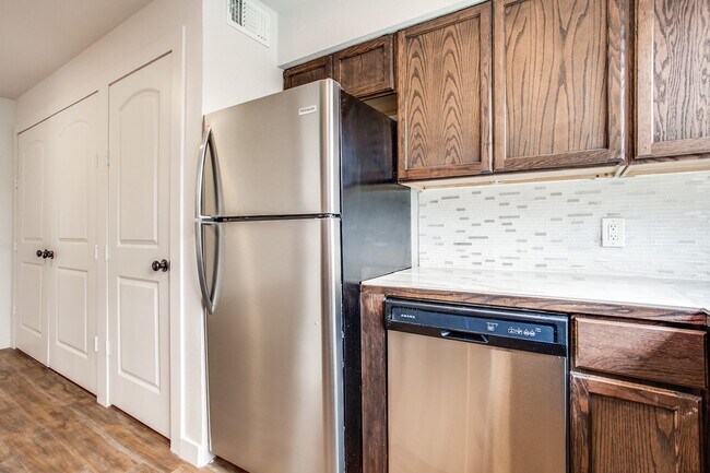 Building Photo - Creekside Condominumums Unit 33