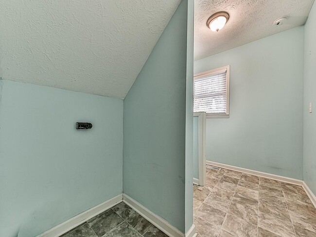 Building Photo - 63 Geraldine Dr SE