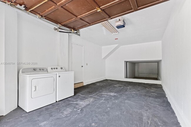 Building Photo - 2525 NE 135th St