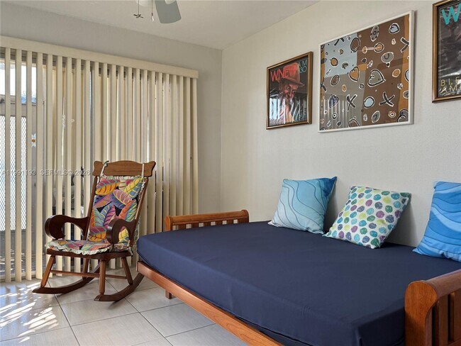 Building Photo - 629 North Dr