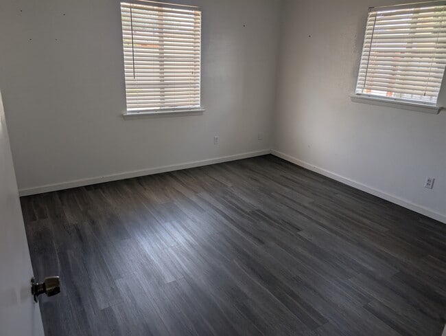 Building Photo - 507 E Mescalero Rd