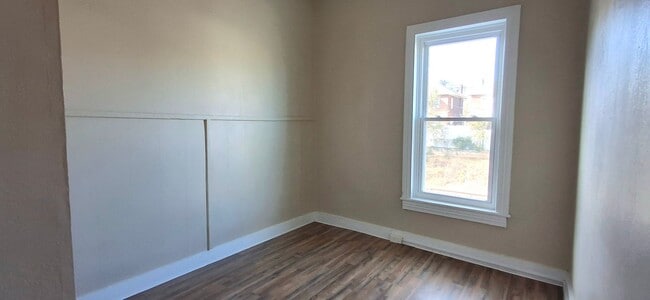 Building Photo - 4 Bedroom 1.5 Bathroom in York!