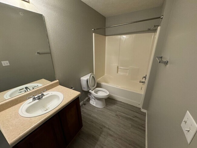 Building Photo - updated  1 Bedroom 1 bath Apartment