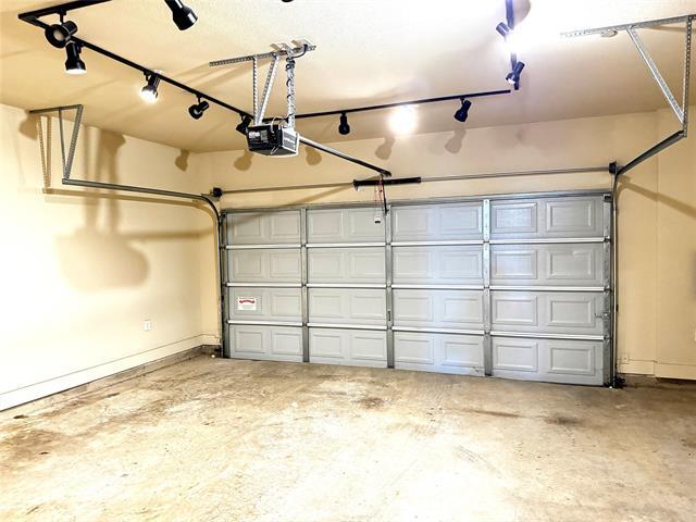 Building Photo - 301 Lily Ln
