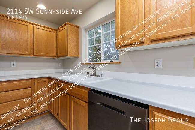 Building Photo - 2114 SW Sunnyside Ave