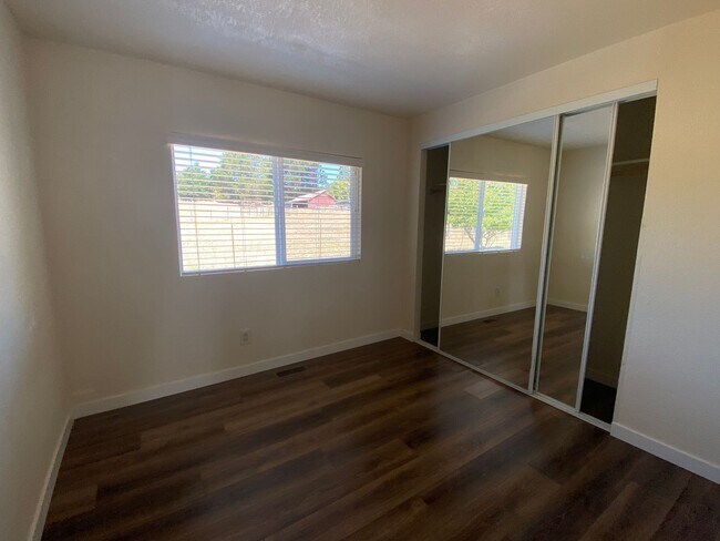 Building Photo - Private, Gated and Views -2 Bdm 2 Bath Gra...