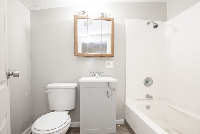 Building Photo - 5 BED 2 BATH BEAUTIFUL SINGLE FAMILY HOME ...