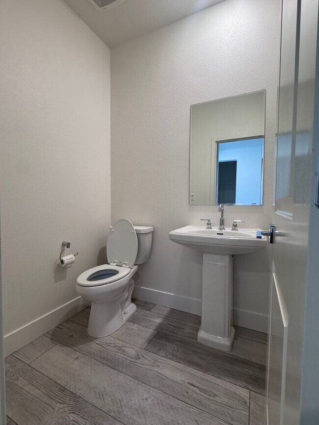 Building Photo - Stunning 4 Bedroom 3.5 Bath Home WITH SOLA...