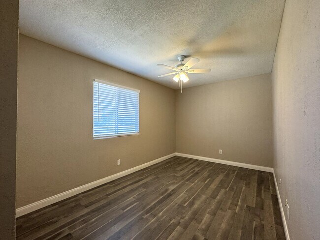 Building Photo - CORNER LOT 3 BEDROOM PLUS DEN WITH FIREPLACE AND LARGE YARD