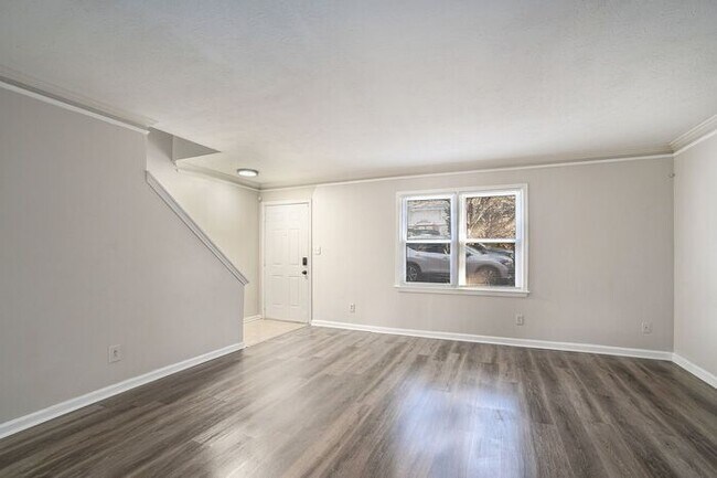 Building Photo - Renovated End Unit Townhome in Snellville!
