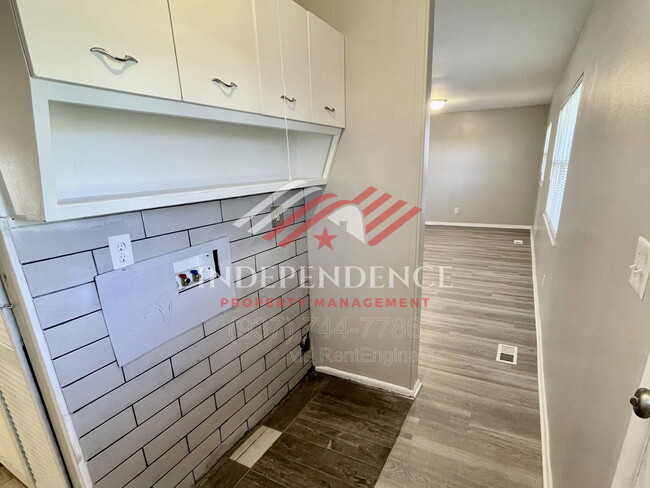 Building Photo - 136 Rogers Dr