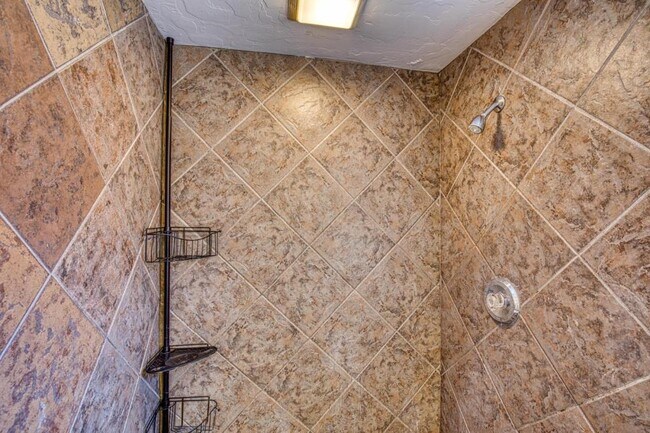 Building Photo - 1304 E Linden St