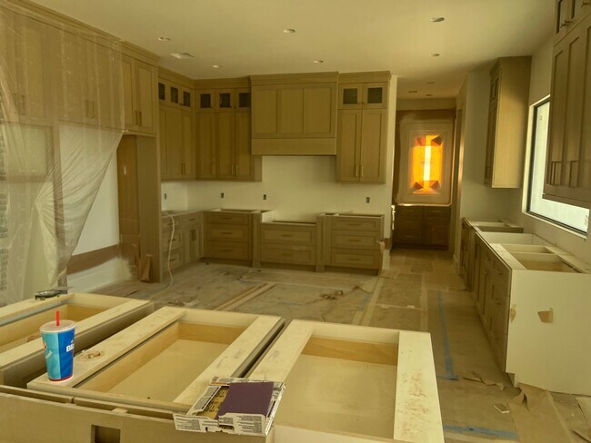 Building Photo - Gorgeous 6 bedroom with Pool and RV Garage