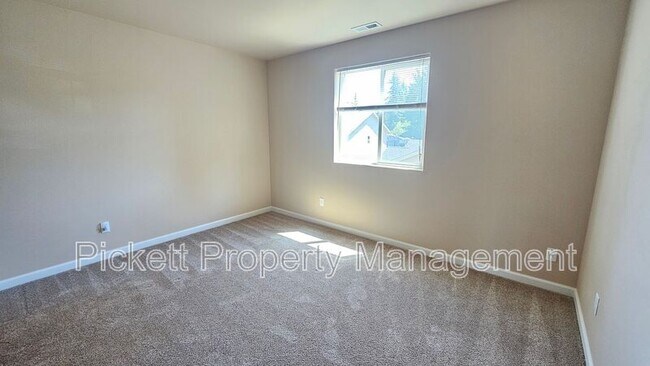 Building Photo - 102 Goldenrod St