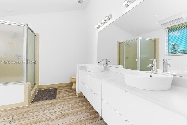 Building Photo - 1060 Capistrano