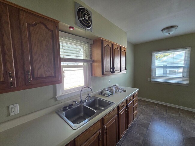 Building Photo - 3 Bedroom Cedar Falls House