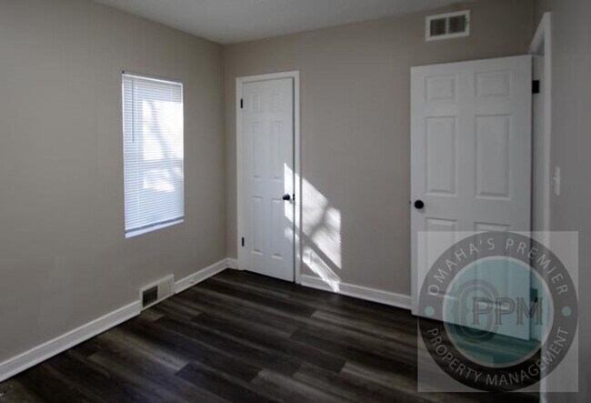 Building Photo - Updated Duplex Near Downtown! - 2 Bed / 1 Bath / 800SF