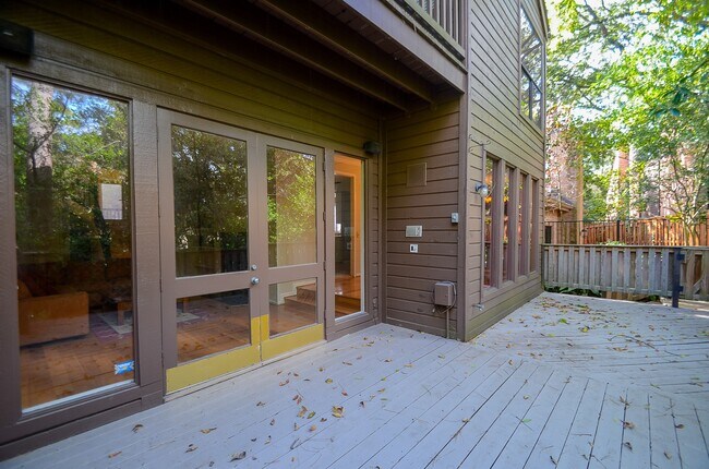 Building Photo - 130 Sugar Berry Cir