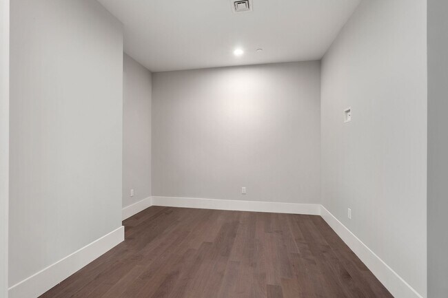 Building Photo - SEPTEMBER 1 - 1 bedroom apartment In Jamai...