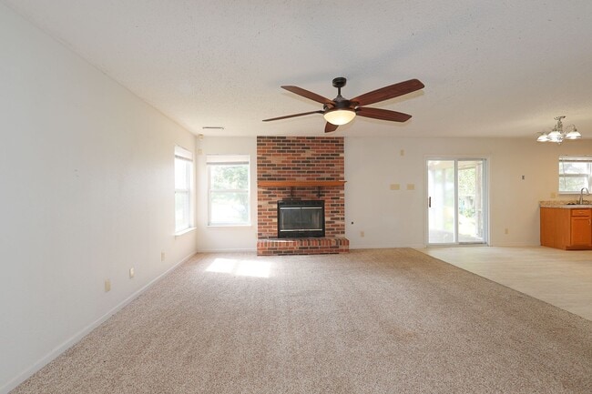 Building Photo - Spacious 4-Bed Waterfront Home in Westmere...