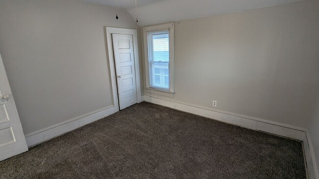 Building Photo - Charming 3-bedroom, 1.5-bathrooms home located in the heart of Akron