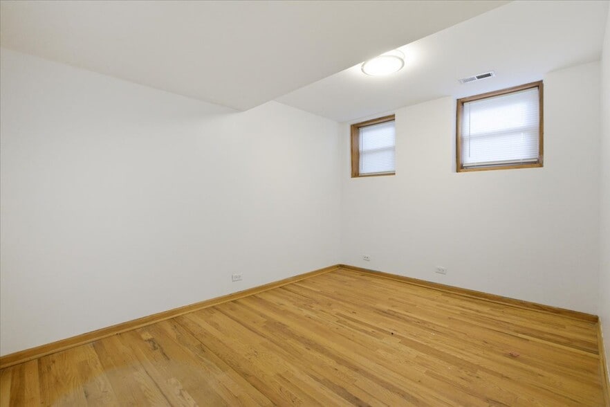 Building Photo - 1535 W Leland Ave