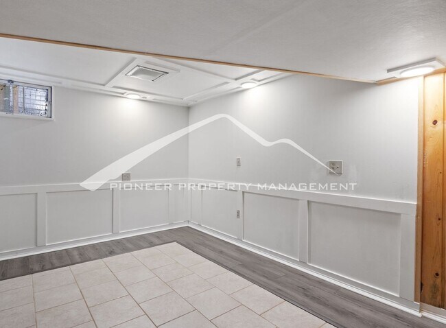 Building Photo - Charming Bungalow in Patty Jewett Neighborhood! 3bed, 2 bath, Enclosed yard, 1 car garage, carport