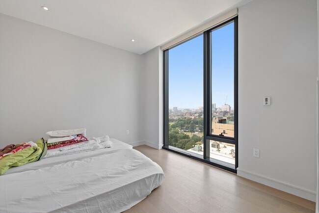 Building Photo - 55 Lagrange St