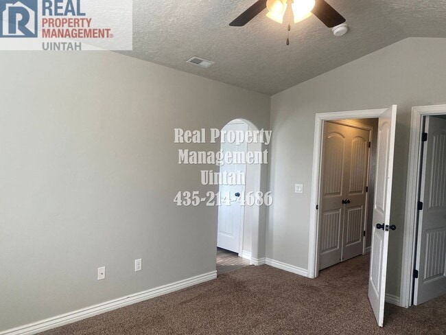 Building Photo - 3 bed 2.5 bath townhome in Fox Run