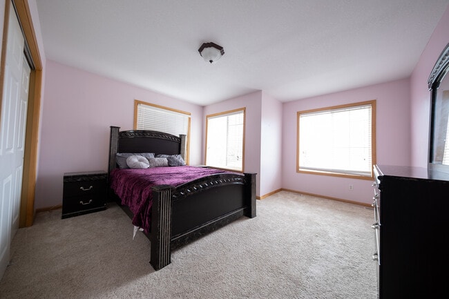 Building Photo - 6988 S Park Dr