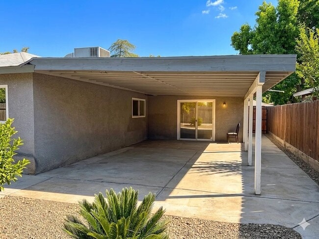 Building Photo - 3115 W Santa Ana Ave