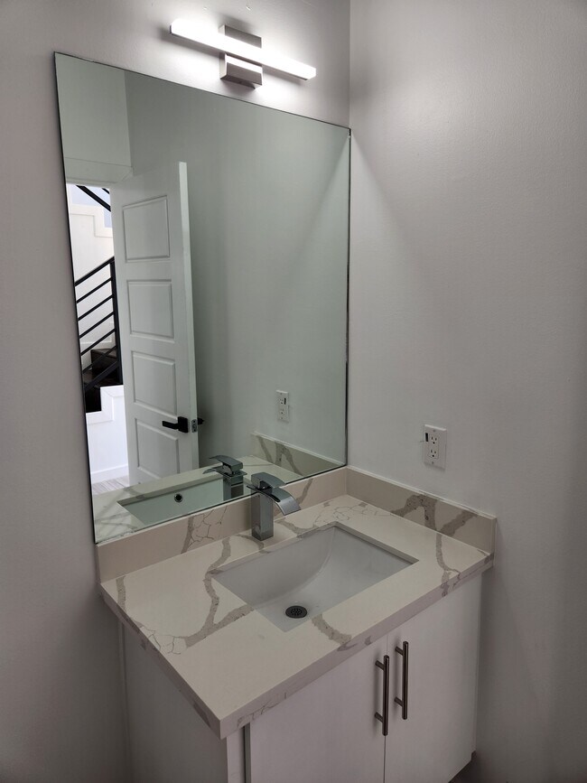 Building Photo - 706 W Seminole Ave