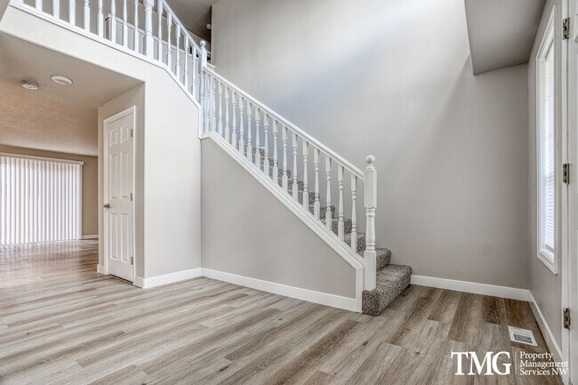 Building Photo - **MI Special: Feb Rent Free!!** 4 Bed 2.5 Bath Home Near Parks, Shopping, and Dining. Main Level ...